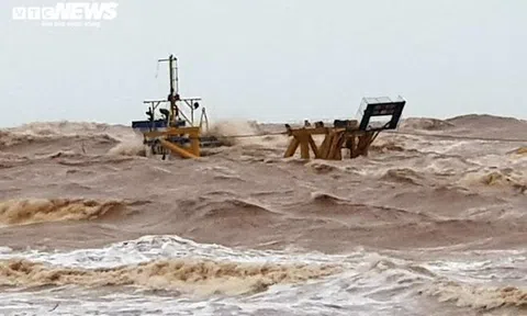 Quảng Trị thuê thợ lặn tiếp cận, ứng cứu 10 thuyền viên gặp nạn trên biển